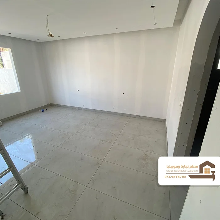 عامل بلاط حراج